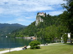 Bled (Veldes), Blick von der Uferpromenade zur Burg, Juni 2016