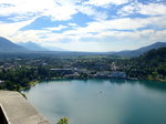 Bled, Blick von der Burg auf den Luftkurort, mit der Uferpromenade und den groen Hotels, Juni 2016