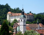 Skofja Loka (Bischofslack), das Bischofsschlo hoch ber der Altstadt, davor der Glockenturm der Jakobskirche, Juni 2016