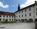 Skofja Loka, der Innenhof des Schloes, es wurde nach dem Erdbeben von 1511 neu aufgebaut, Juni 2016