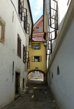 Skofja Loka, Blick in eine Altstadtgasse, Juni 2016