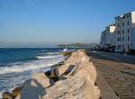 Piran, Uferpromenade, im Hintergrund liegt Triest, Okt.2004