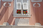 Fenster mit Blumen in der Altstadt von Izola.