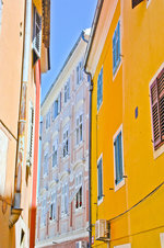 Farbenprächtige Häuser in der Gasse Koprska ulica von Izola.