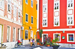 Farbenprchtige Huser an Verdijeva ulica in Izola in Slowenien.