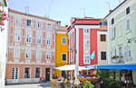 Farbenprchtige Huser an der Verdijeva ulica von Izola.