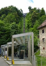 Ljubljana, die Talstation der Standseilbahn, seit 2006 bringt diese Bahn die Besucher auf die Burg, Juni 2016