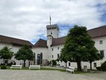 Ljubljana, der Innenhof der Burganlage mit dem Aussichtsturm, davor die Burgkapelle, Juni 2016