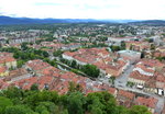 Ljubljana, Blick von der Burg auf die Stadt mit dem Neuen Platz (Novi trg) im Vordergrund, links ein Teil des Flues Ljubljancia, Juni 2016