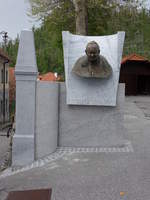 Postojna, Denkmal fr Pabst Johannes Paul II vor der Kirche (28.04.2017)