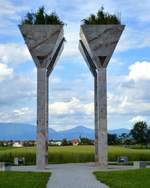 Laibach (Ljubljana), Zentralfriedhof Zale, Blick vom Nordeingang des Friedhofes auf den Vorort Tomacevo und die Alpen, Juni 2016