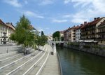 Ljubljana, Blick von der Freitreppe am Neuen Platz entlang der Ljubljanica fluabwrts, Juni 2016
