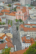Blick vom Ljubljanski Grad auf Stritarjeva ulica und die Mari-Verkndigung-Kirche (Slowenisch: Cerkev Marijinega oznanjenja) in Ljubljana.