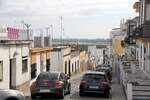 AYAMONTE (Provincia de Huelva), 12.02.2020, Blick durch die Calle Buenavista auf den Rio Guadiana; nicht sehr deutlich im Hintergrund die Skyline der portugiesischen Stadt Vila Real de Santo