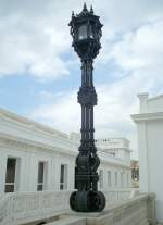 Jugendstil-Leuchte vor dem ehemaligen Heilbad am Strand von Cadiz.