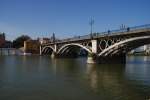 SEVILLA (Provincia de Sevilla), 25.02.2008, am Rio Guadalquivir mit Blick auf die Brcke Isabel II