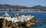 Ibiza: Blick von der Festungsmauer auf Dalt Vila und den Hafen.