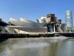 Bilbao, Guggenheim-Museum, aus Titan, Glas und Kalkstein, Stilrichtung Dekonstruktivismus, Baujahr 1997 - Fotografiert am 15.