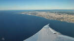 Ein letztes Eindrehen auf dem Weg zum Flughafen El-Prat ermglicht einen schnen Blick auf das Mittelmeer und auf die Stadt Barcelona.