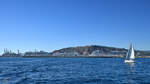 Blick auf den (Fhr)hafen von Barcelona und einem der beiden Hausberge Barcelonas, dem 173 Meter hohen Montjuc.