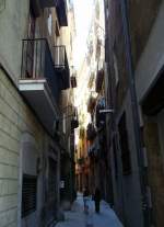 Enge Gasse in der  Ciutat Vella , der Altstadt von Barcelona.