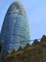 Brohochhaus  Torre Agbar  des franzsischen Architekten Jean Nouvel - vor Resten der alten Bebauung im Osten von Barcelona.