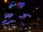 Bunte Lichter über der Avinguda del Paral·lel in Barcelona.