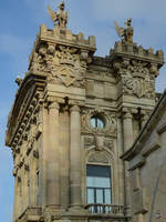 Bei dem Aduana-Gebude handelt es sich um das im Jahr 1902 errichtete Zoll- und heutigem Finanzamt in Barcelona.