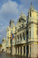 Hauptfassade des Hafenamtes von Barcelona am Port Vell.