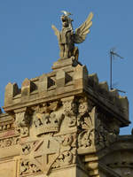 Eine interessante Skulpur auf dem Aduana-Gebude, dem heutigen Finanzamt in Barcelona.