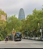 Blick von der Avinguda Diagonal Richtung Torre Glries ( Glories-Turm ) in Barcelona (E), ein 32-stckiger Brokomplex, der ber die Bume ragt.