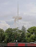 Blick vom Olympiastadion Barcelona (E) auf den Torre de comunicacions de Montjuc („Kommunikationsturm des Montjuc“), ein 136 m hoher Fernsehturm.