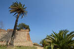 Ein Spaziergang an den Auenmauern des Castell de Montjuic, einer alten Militrfestung aus dem 17.