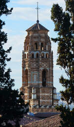 Der Mudjar-Kirchturm im Poble Espanyol (Spanisches Dorf), einem 1929 anlsslich der Weltausstellung errichteten Freilichtmuseum in Barcelona.