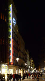 Dieses bergroe Wandthermometer ist in der Fugngerzone Portal de l'ngel in Barcelona zu finden.