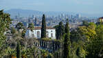 Blick vom Park  Jardins de Laribal  auf Barcelona.