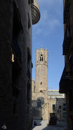 Blick durch die Huserschluchten auf die Catedral Santa Maria del Mar, einer zwischen 1329 und 1383 erbauten gotische Kirche in Barcelona.