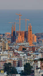 Die  ewige Baustelle  - die 1882 begonnene Sagrada Famlia - ist von einem der beiden Hausberge Barcelona´s, dem 512 Meter hohen Berg Tibidabo gut zu sehen.