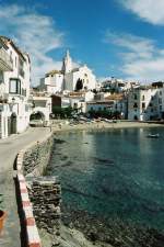 CADAQUS (Provincia de Girona), 17.06.2000, Blick auf die gotische Kirche Santa Maria, die ungefhr von dieser Stelle auch Salvador Dal als Motiv diente