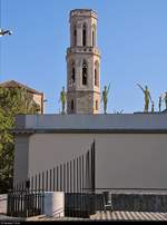 Blick vom Busparkplatz auf den Kirchturm der Esglsia de Sant Pere in Figueres (E).