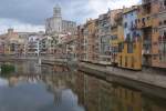 GIRONA (Provincia de Girona), 14.06.2015, Rio Onyar mit Kathedrale