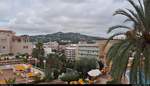 Blick vom Hotel Guitart Central Park Aqua Resort auf die Stadt Lloret de Mar (E) Richtung Gebirgszug (Serras) der Costa Brava.