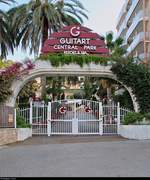 Tor nahe des Haupteingangs zum Hotel Guitart Central Park Aqua Resort in Lloret de Mar (E).