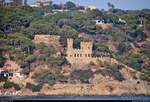 Tele-Blick auf das Castell d'en Plaja am Mittelmeer (Costa Brava) in Lloret de Mar (E).