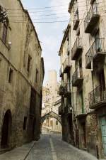 TORTOSA (Provincia de Tarragona), 20.06.2000, eine dstere Gasse mit Blick auf den Turm der gotischen Kathedrale