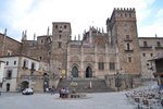 GUADALUPE (Provincia de Cceres), 05.10.2015, Teil der in das UNESCO-Weltkulturerbe aufgenommenen Wallfahrtskirche; hier der Haupteingang
