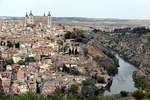 TOLEDO (Provincia de Toledo), 20.04.2019, Blick vom Parador auf Altstadt mit Alczar und Ro Tajo, der die auf einem Hgel gelegene Altstadt wie ein  U  umfliet