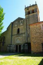 Segovia, Monasterio el Parral, gegrndet 1447 von Heinrich IV., Kirche   erbaut 1494, in der Fassade Wappenschilder der Familie Villena   (21.05.2010)