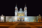 Die rmisch-katholische Almudena-Kathedrale in nchtlichen Madrid.