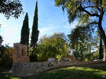 Im November 2022 konnte ich diese Ruinen einer Kirche (Ruinas de San Isidoro de vila) im Retiro-Park von Madrid besuchen.